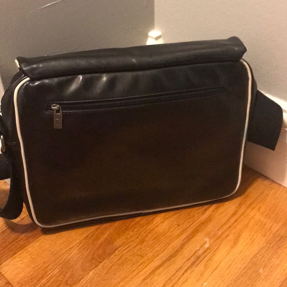 Ben Sherman Messenger Bag - Picture 3 of 3